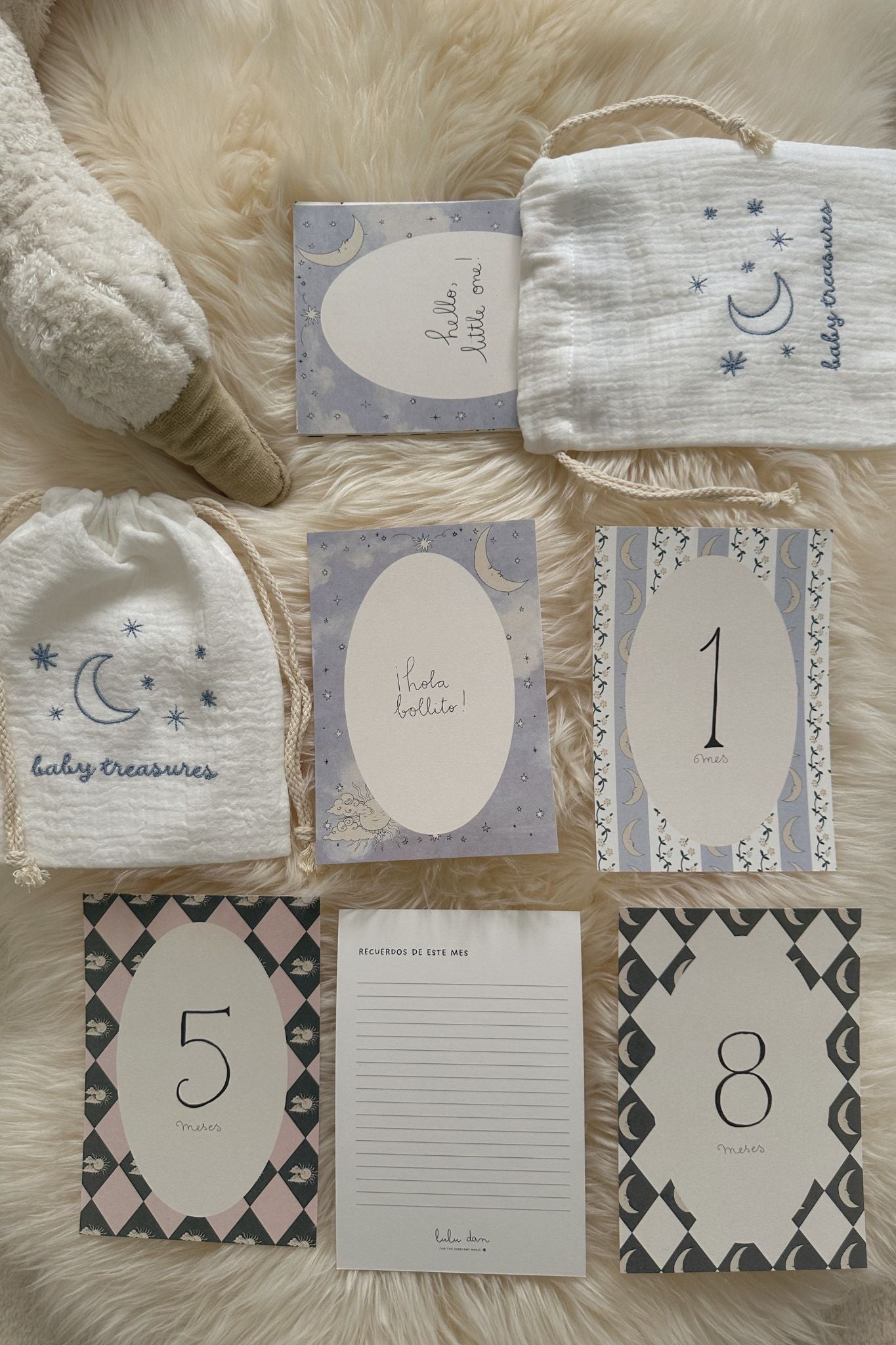 TARJETONES CUMPLE MES Y BOLSA BORDADA — 0-12 meses
